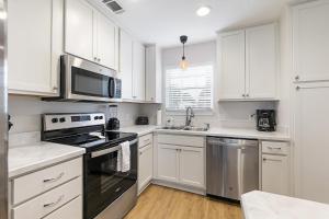 Island Suite - Walk to Downtown!