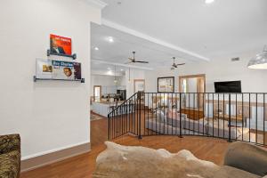 The Ray - 2nd Floor Historic Condo- Minutes Walk to Downtown