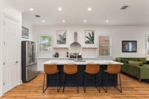 Luxury New 3BD Home with Parking and Private Yard