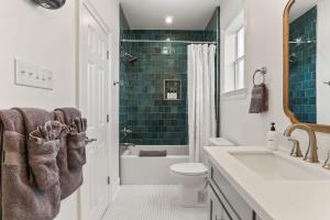 Luxury New 3BD Home with Parking and Private Yard