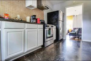 Colonial Apt 3