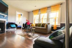 Colonial Apt 3