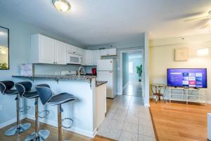 Modern 4BR Ocean Block Apt Walk to the Beach