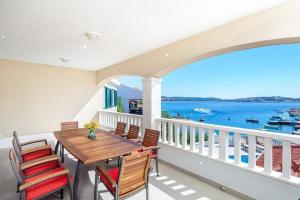 Luxuriöses Ferienhaus mit Pool direkt am Meer