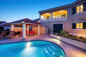 Luxuriöses Ferienhaus mit Pool direkt am Meer