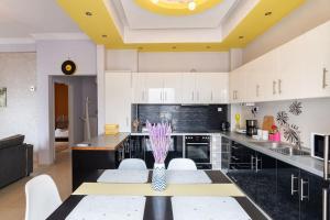 Apartment with terrace in Piraiki