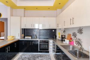 Apartment with terrace in Piraiki