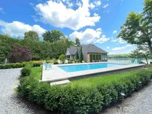 Bluebird Sanctuary - Howe island Luxury Retreat - Gananoque