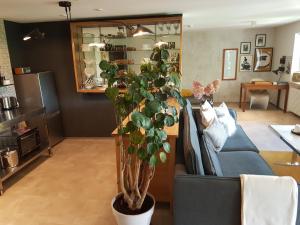 Exklusiver Souterrain - zentral, ruhig mit großer Terrasse, Bergblick und privaten Sauna zzgl