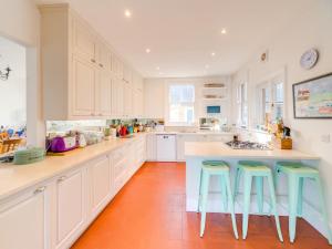 5 Bed in Seaview 93445