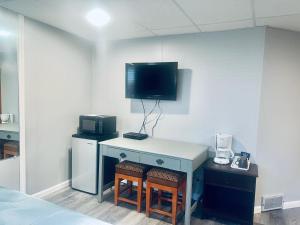 Family Room room in Falls Motel