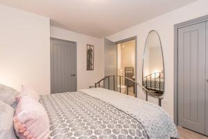 Flat 1, 161 Crescent Road Luxury Apartment