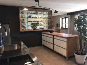 Exklusiver Souterrain - zentral, ruhig mit großer Terrasse, Bergblick und privaten Sauna zzgl