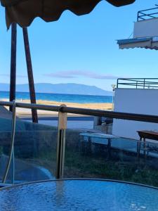 Paralia Ofriniou Sea view apartment