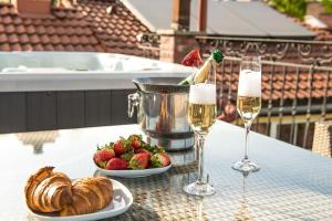 Glamorous Jacuzzi Loft Apartment with Roof Terrace