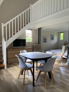 Cottage YVEL au Pied du lac au Duc, son Golf et sa Base Nautique