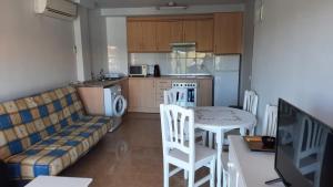 Enjoy the swimming pool and relax in Cap Salou