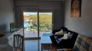 Enjoy the swimming pool and relax in Cap Salou