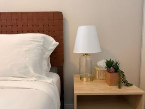 Toronto Entertainment District - King Bed Condo - Close to Core - Dome - Scotiabank - CNE - Fort York - Near King St W