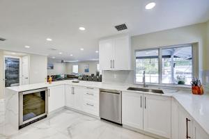 Luxury 5BR & 3BA Villa Walk to Hollywood Beach