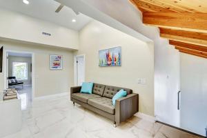 Luxury 5BR & 3BA Villa Walk to Hollywood Beach