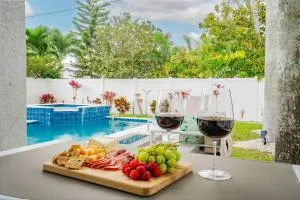 Close2Beach, Sleeps 11, Pool, Firepit, Bikes, Patio - Vanderbilt Beach