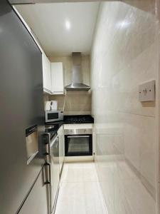 Notting Hill & Hyde Park, Lovely 2 DBL bedroom flat, 2 mins to Tube & Portobello Rd