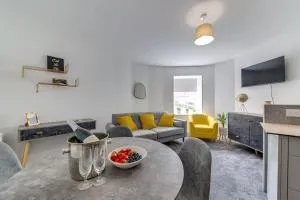 Exquisite 1st Floor Apartment - Walkly