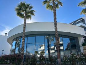 CASA CASU NEW STUNNING 3 BED RAISED GROUND FLOOR APARTMENT & HUGE BALCONY WITH SEA POOL & MOUNTAIN VIEW INDOOR & OUTDOOR SWIMMING POOLS & GYM WALKING DISTANCE TO BEACH PORT Estepona TRAVELLER AWARD 2023