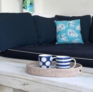 Top-floor beachside apartment with views