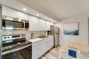 New Smyrna Beach Studio Condo - Walk to Beach!