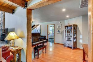 Spacious Retreat w Backyard: 1 Mi to Lake Almanor