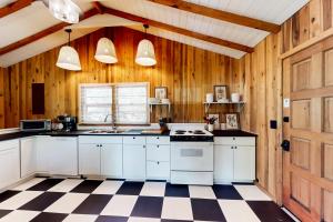 Nantahala Lake Hideout