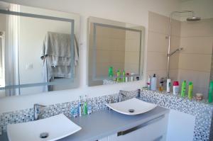 Villas Villa au calme avec Piscine & jardin a proximite des plages et centre ville : photos des chambres