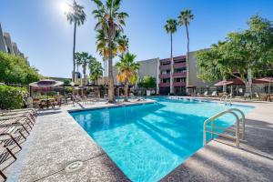 Community Pool and Hot Tub Cozy Condo in Scottsdale - 3hvězdičkové hotely ve městě Scottsdale