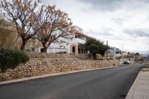 Apartments and rooms with parking space Zubovici, Pag - 16063 