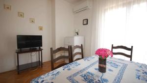 Apartments with parking space Njivice, Krk - 21869