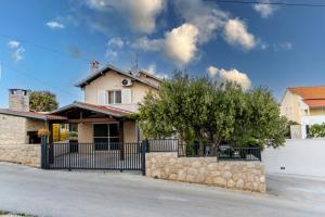 Holiday house with a swimming pool Pakostane, Biograd - 22480 