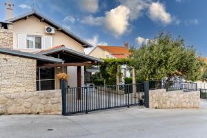 Holiday house with a swimming pool Pakostane, Biograd - 22480 