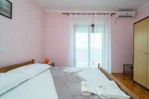 Apartments and rooms with parking space Zubovici, Pag - 16063