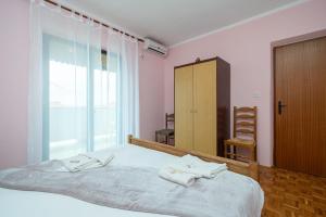 Apartments and rooms with parking space Zubovici, Pag - 16063