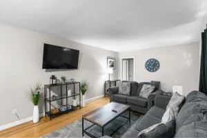 Suburban Bliss Getaway Wi-Fi Parking Long Stay - Center Point