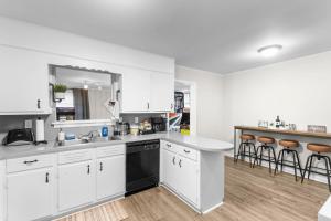 Suburban Bliss Getaway Wi-Fi Parking Long Stay