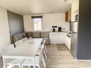 Mobil-home 35m², 3 chambres, terrasse couverte, piscine chauffée, à 200m de la plage, Jullouville - FR-1-361A-6