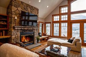 Huge 7BR Mountain Lodge Hot Tub & Putting Green