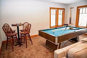 Huge 7BR Mountain Lodge Hot Tub & Putting Green