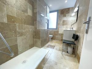 Studio confortable avec loggia et parking à 250m de la plage - FR-1-309-75