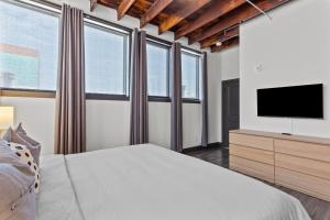 Riverfront Loft-Private Roof Deck-Parking-P204