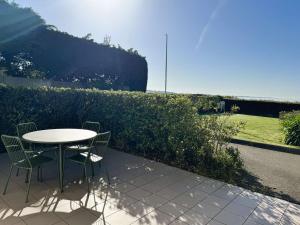 Appartement rénové en bord de mer avec terrasse - 4 pers, proche plage et port - FR-1-481-162