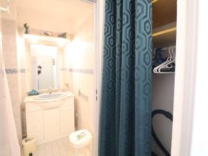 Studio cabine climatisé proche plage avec parking privé, piscines et jardins denfants - FR-1-307-258